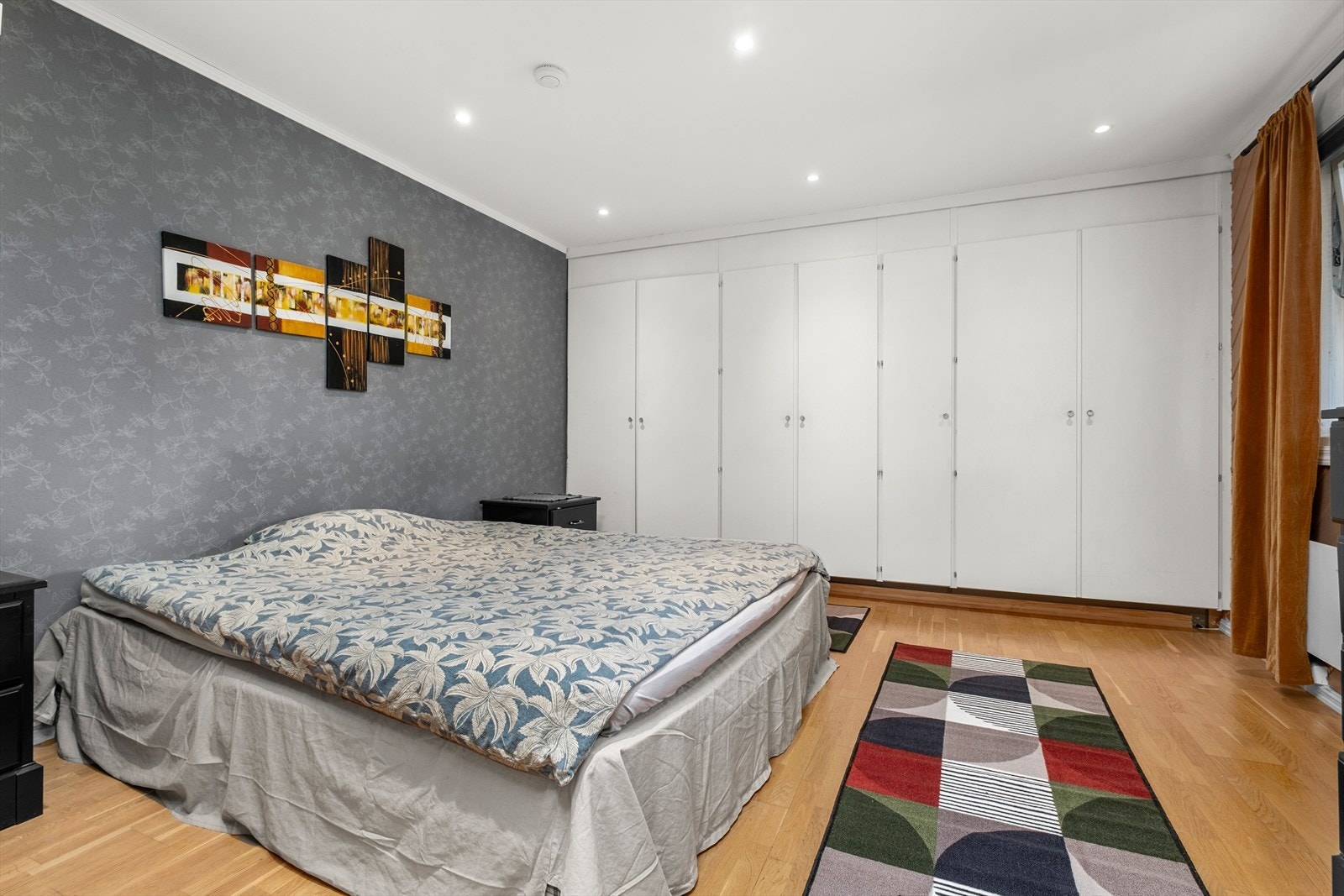 Man får to store soverom i 2. etasje på hhv. 16m² og 14m² med god plass til dobbeltseng, nattbord på begge sider av sengen og garderobeløsning. Galleribilde