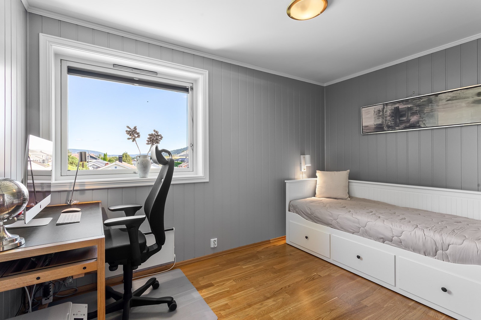 Soverom 2 med parkett på gulv, panelplater på vegger og malt himling Galleribilde