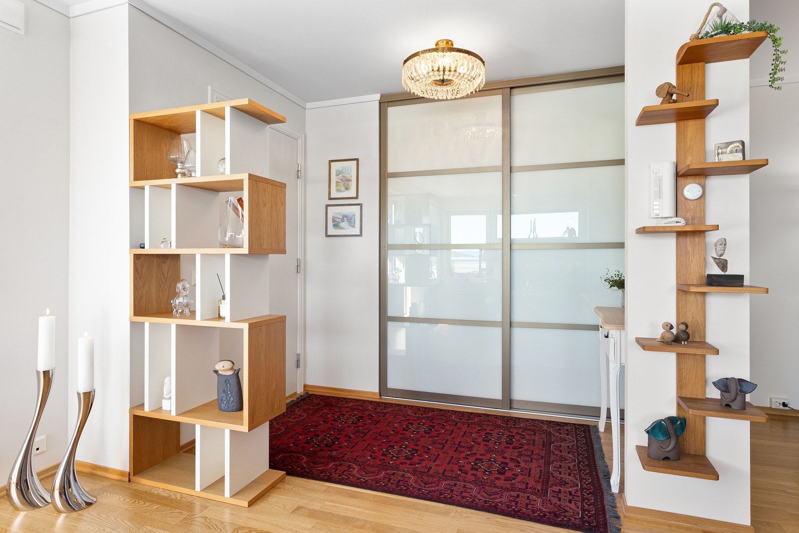 Entré med skyvedørsgarderobe og dørcallinganlegg Galleribilde