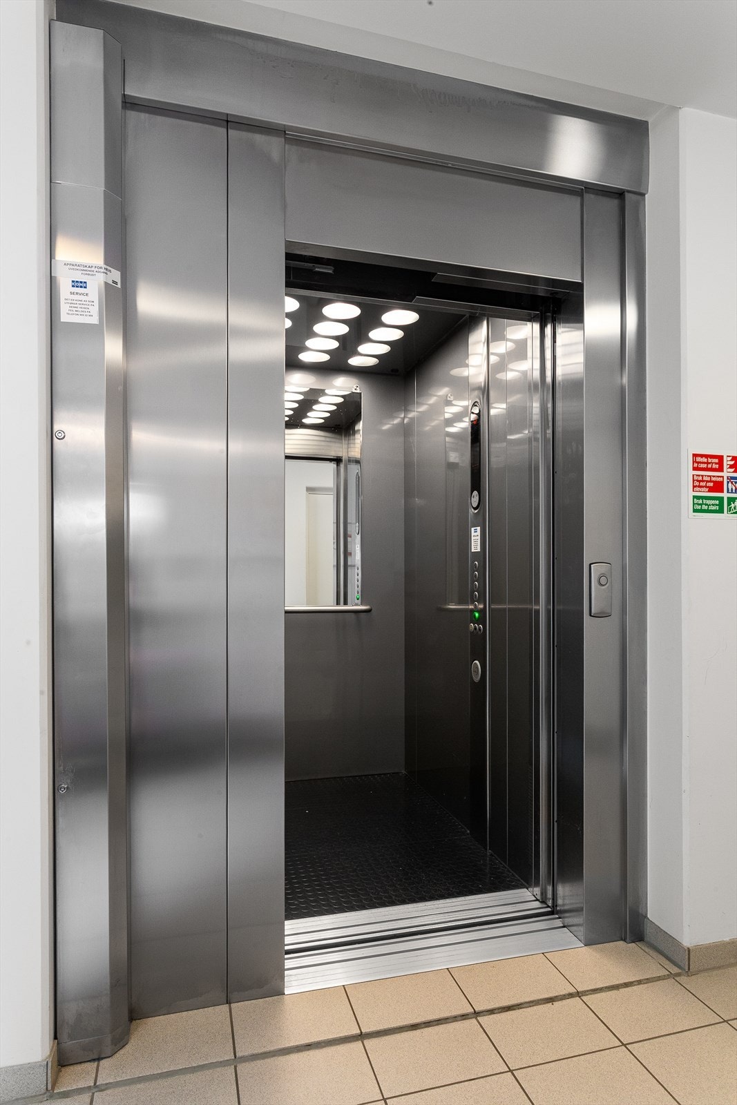 Felles inngangsparti med videre heis- og trappeadkomst til bygningens øverste etasje (5. etasje) Galleribilde