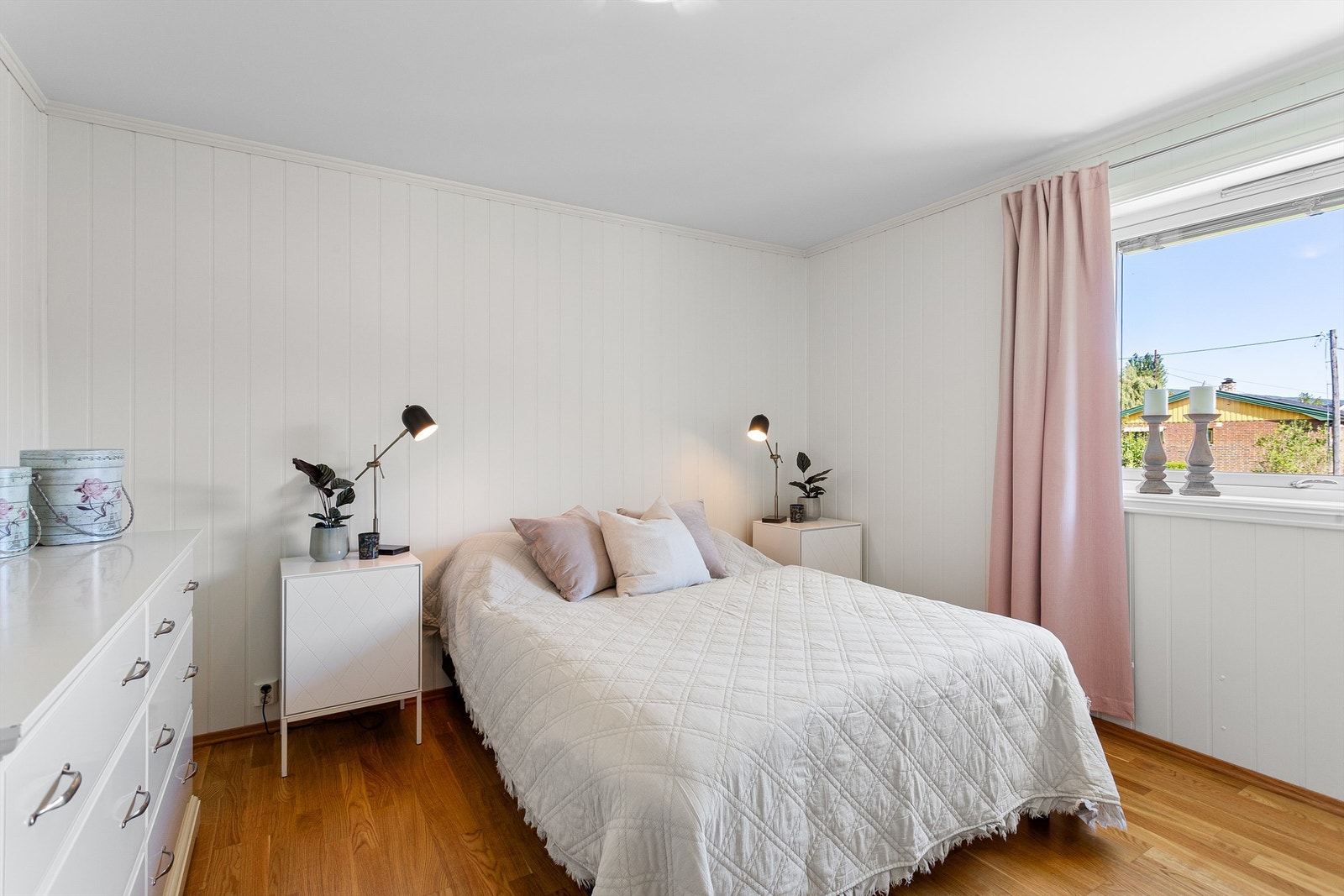 Soverom 1 med parkett på gulv, panelplater på vegger og malt himling Galleribilde