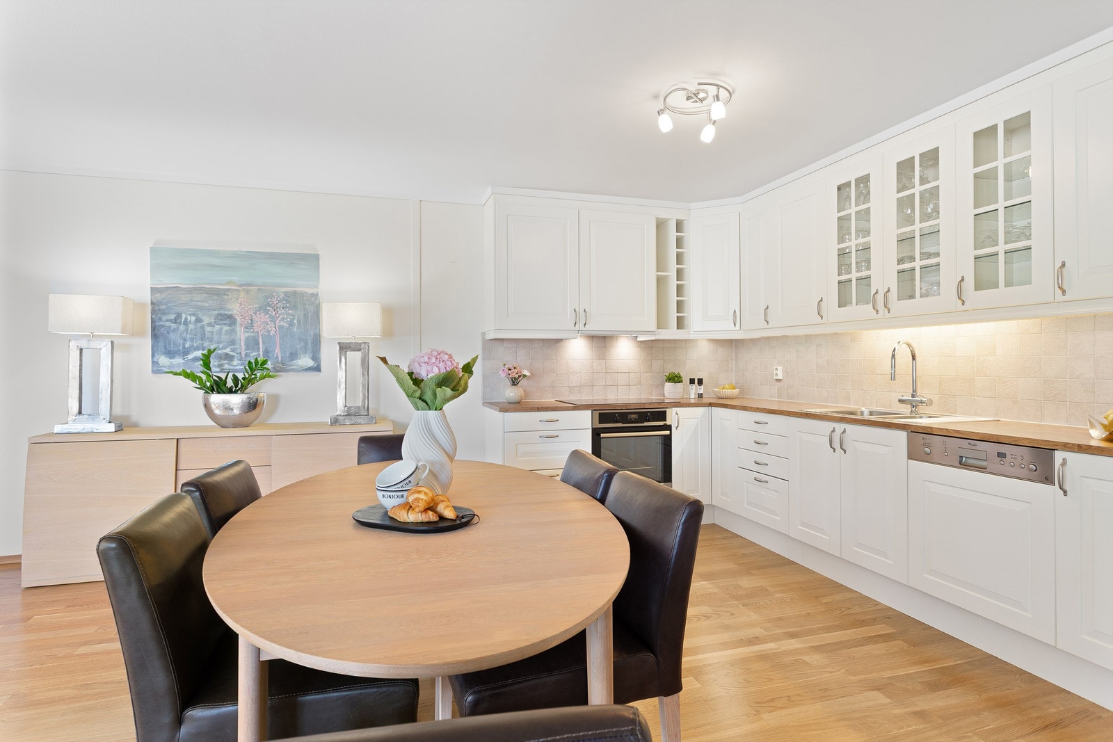 Parkett på gulv, malte vegger og malt himling Galleribilde