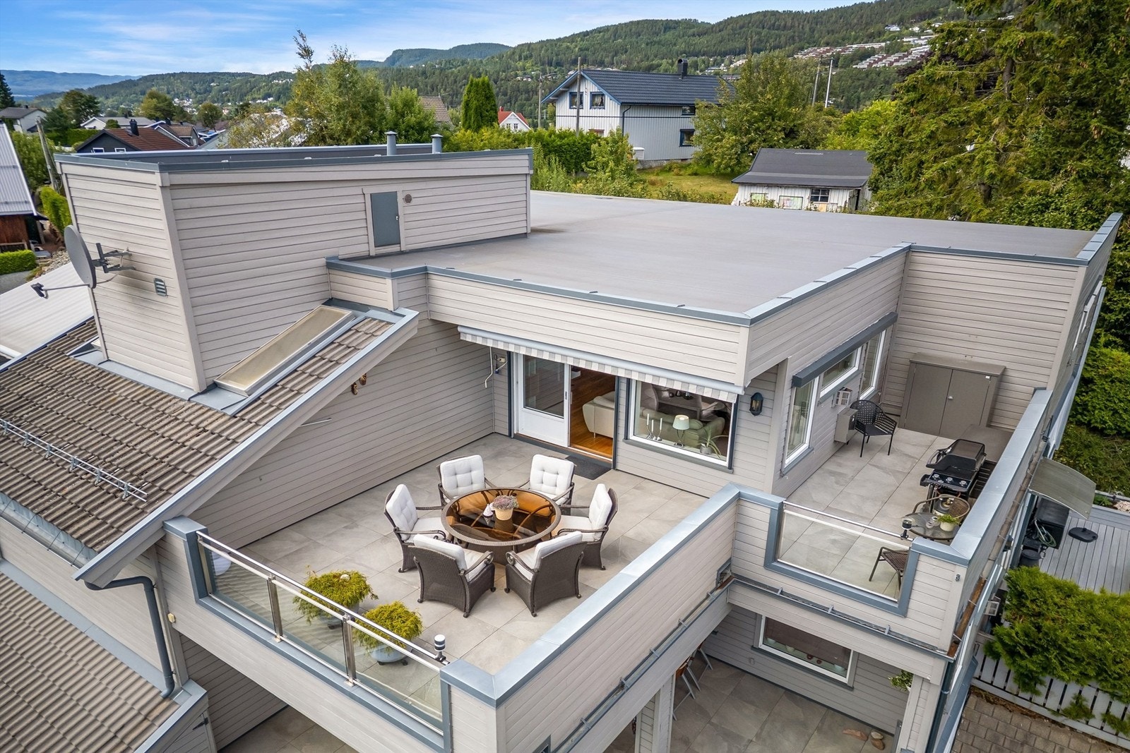 Terrassen har morgensol frem til tidlig kveld (midtsommerstid) iflg. selger Galleribilde