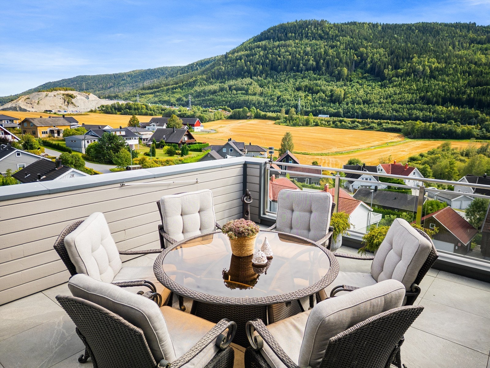 Sydvendt terrasse på 40 kvm med systemgulv/fliser og markise Galleribilde