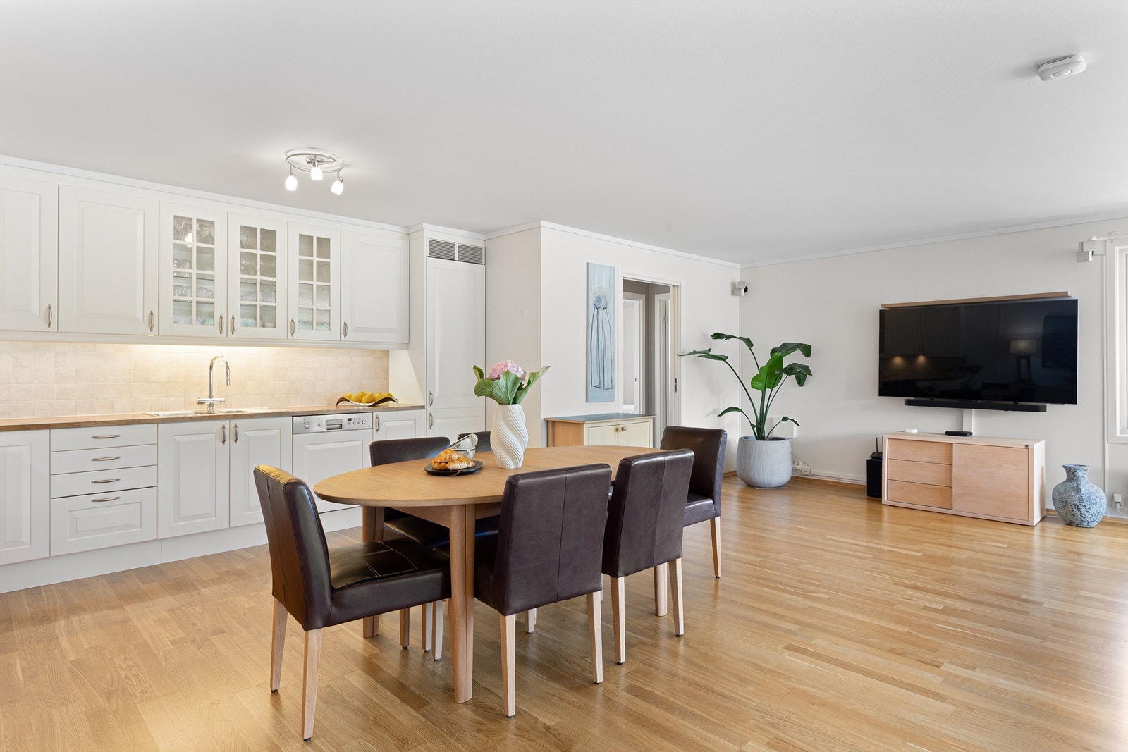 Profilert og klassisk Sigdal-kjøkkeninnredning med integrerte hvitevarer Galleribilde