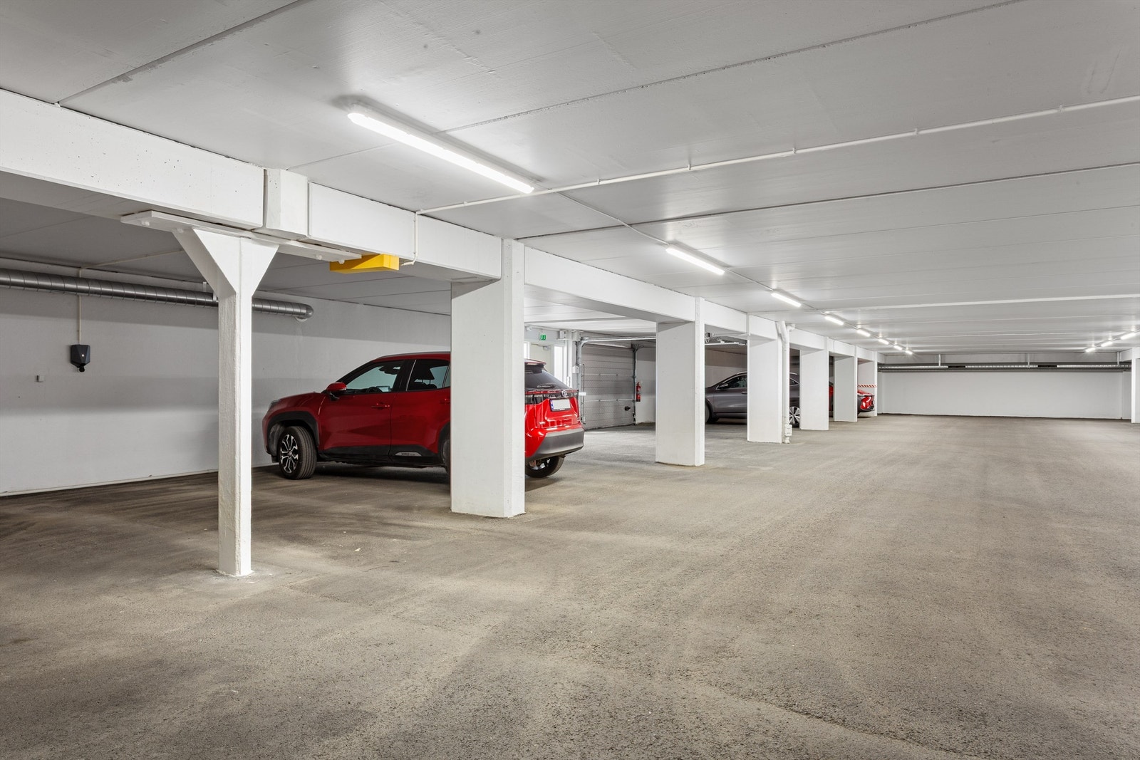 To disponible parkeringsplasser i felles garasjeanlegg (el-billader på én plass) Galleribilde