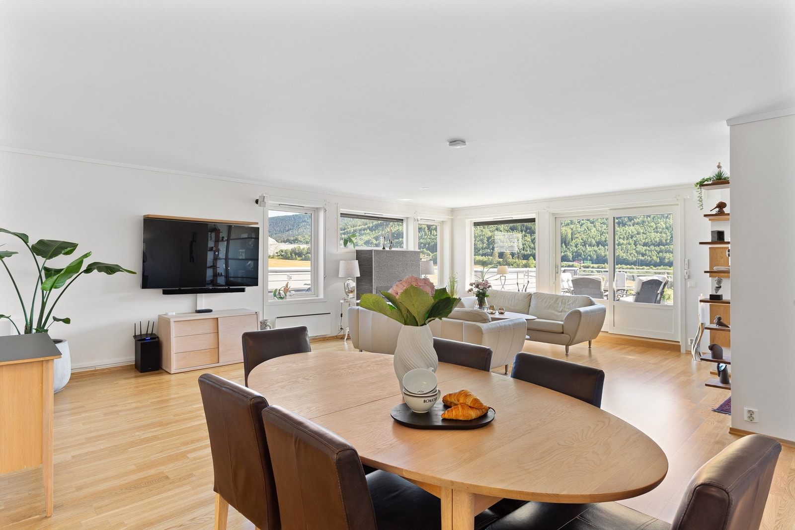 Godt med vindusflater langs to yttervegger som gir godt med lysinnslipp og utsikt Galleribilde