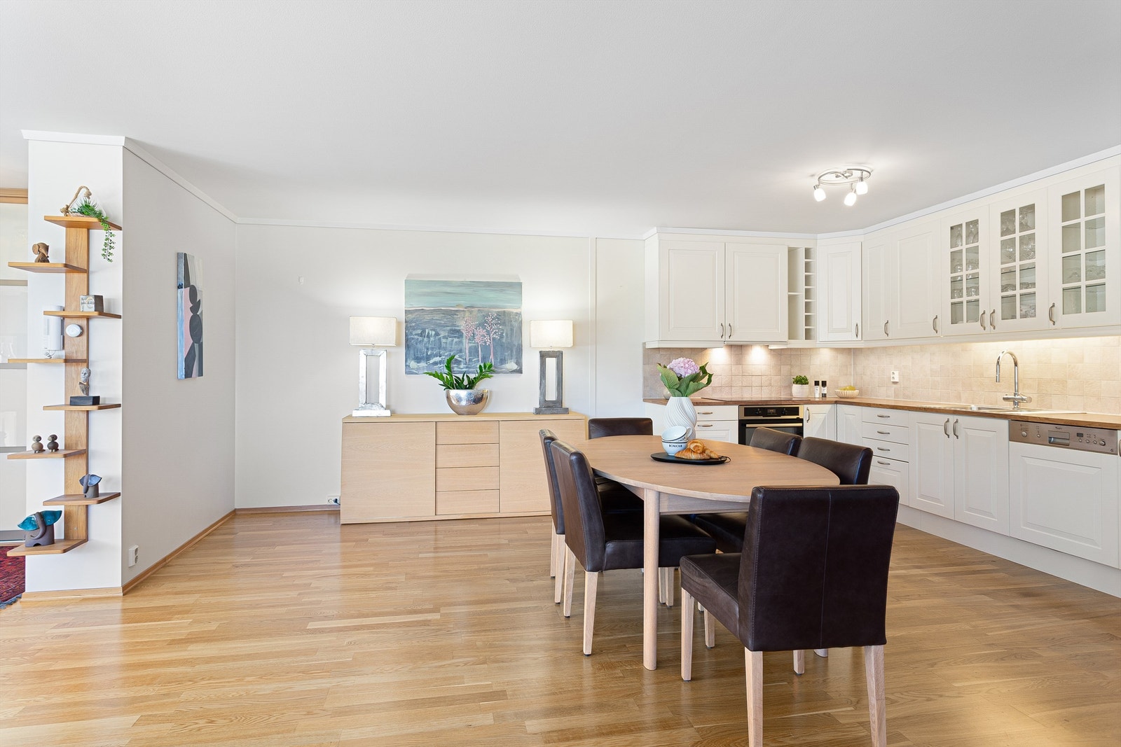 Over- og underskap samt vitrineskap i hvit utførelse Galleribilde