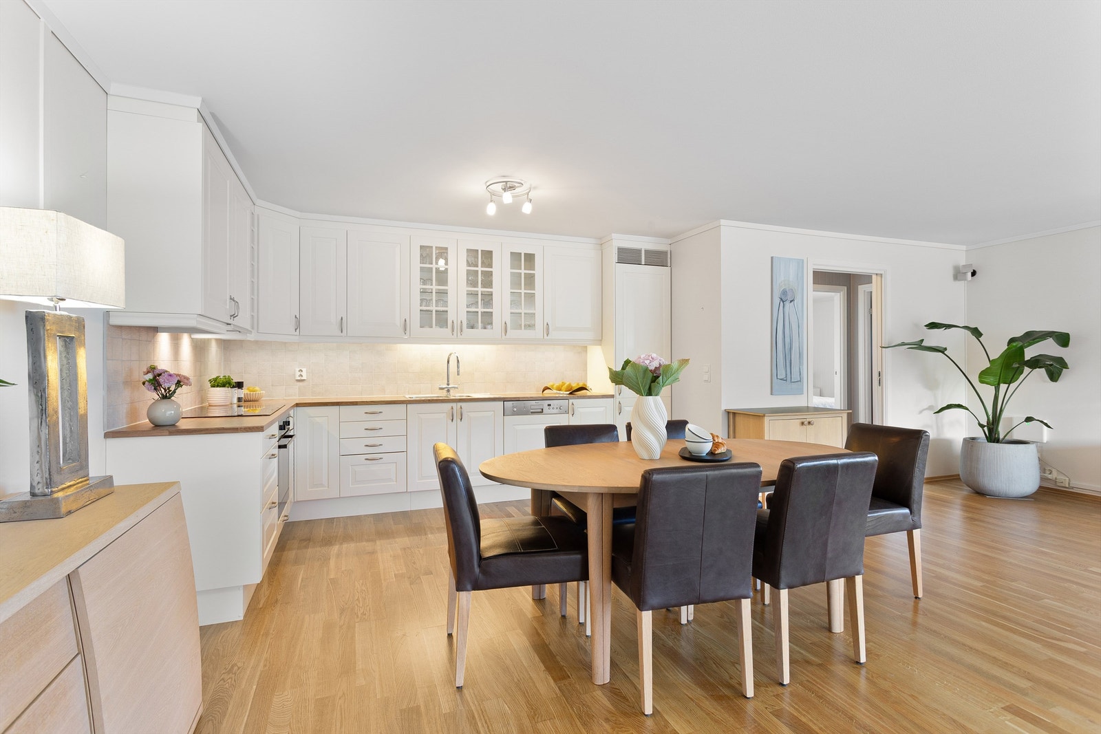 Kjøkkenet har godt med skap- og skuffplass Galleribilde