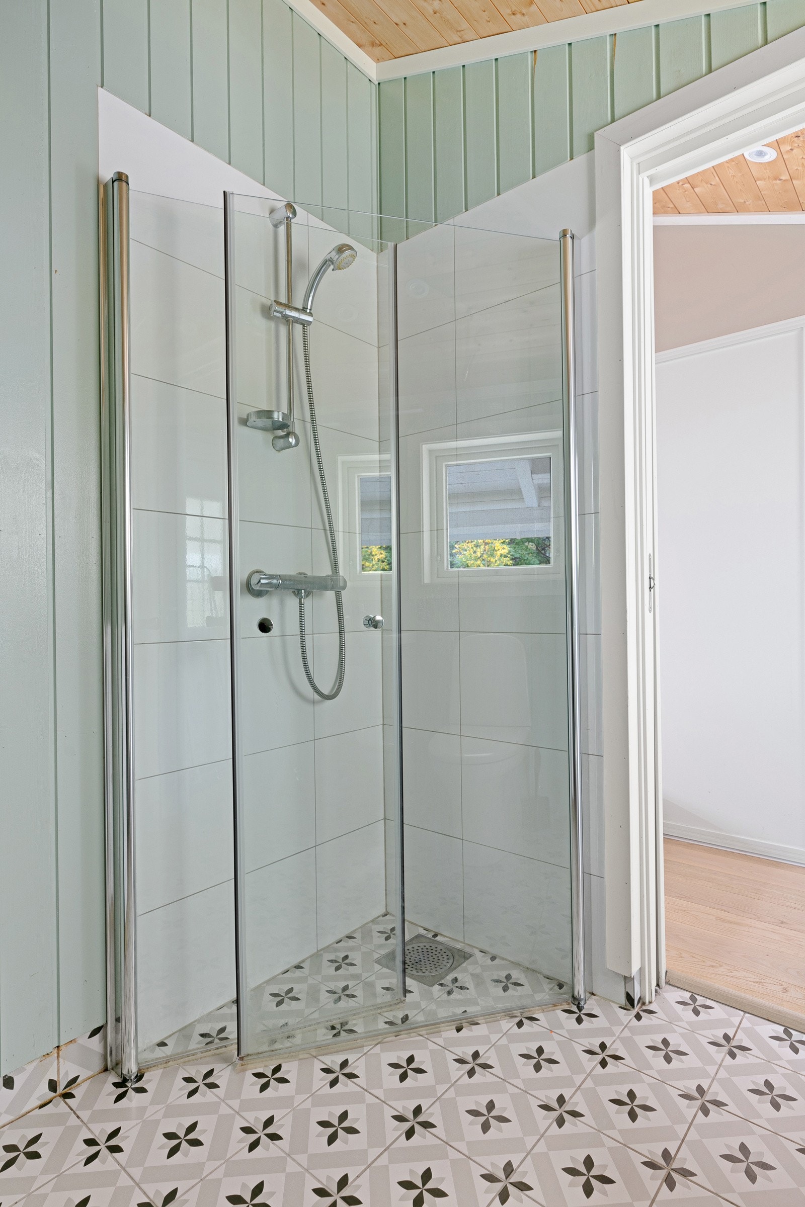 Badet har dusjhjørne Galleribilde