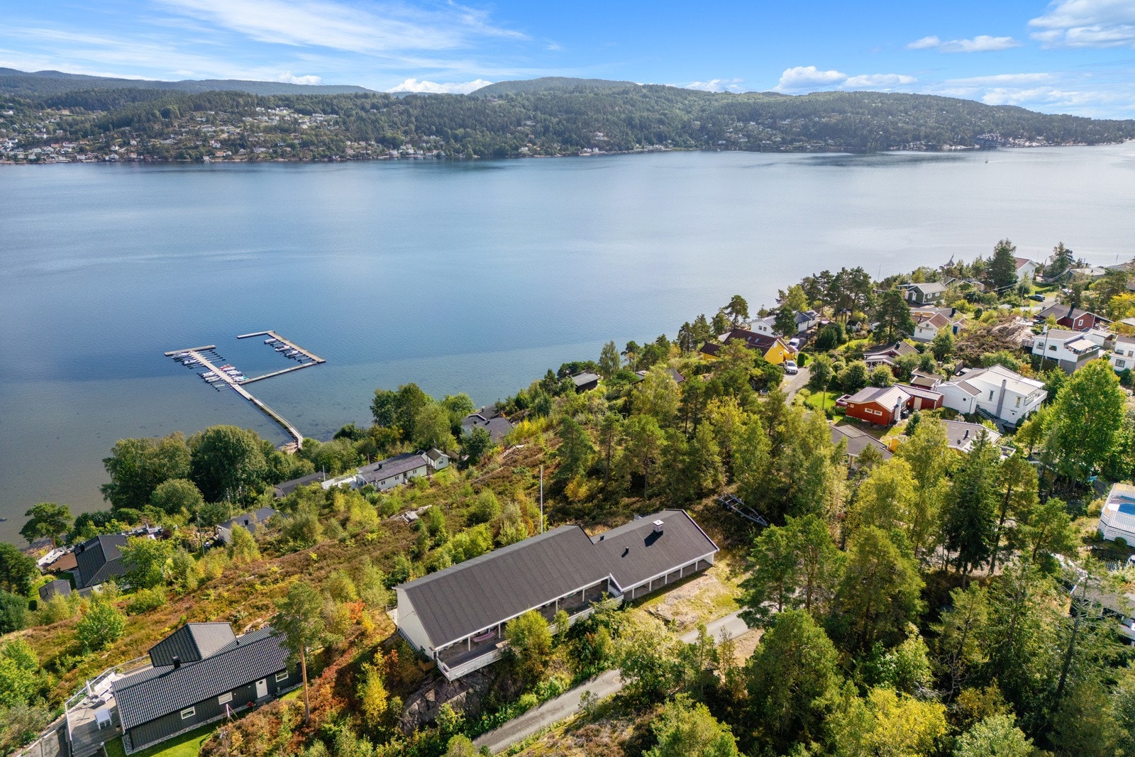 Hytta ligger høyt og fritt Galleribilde