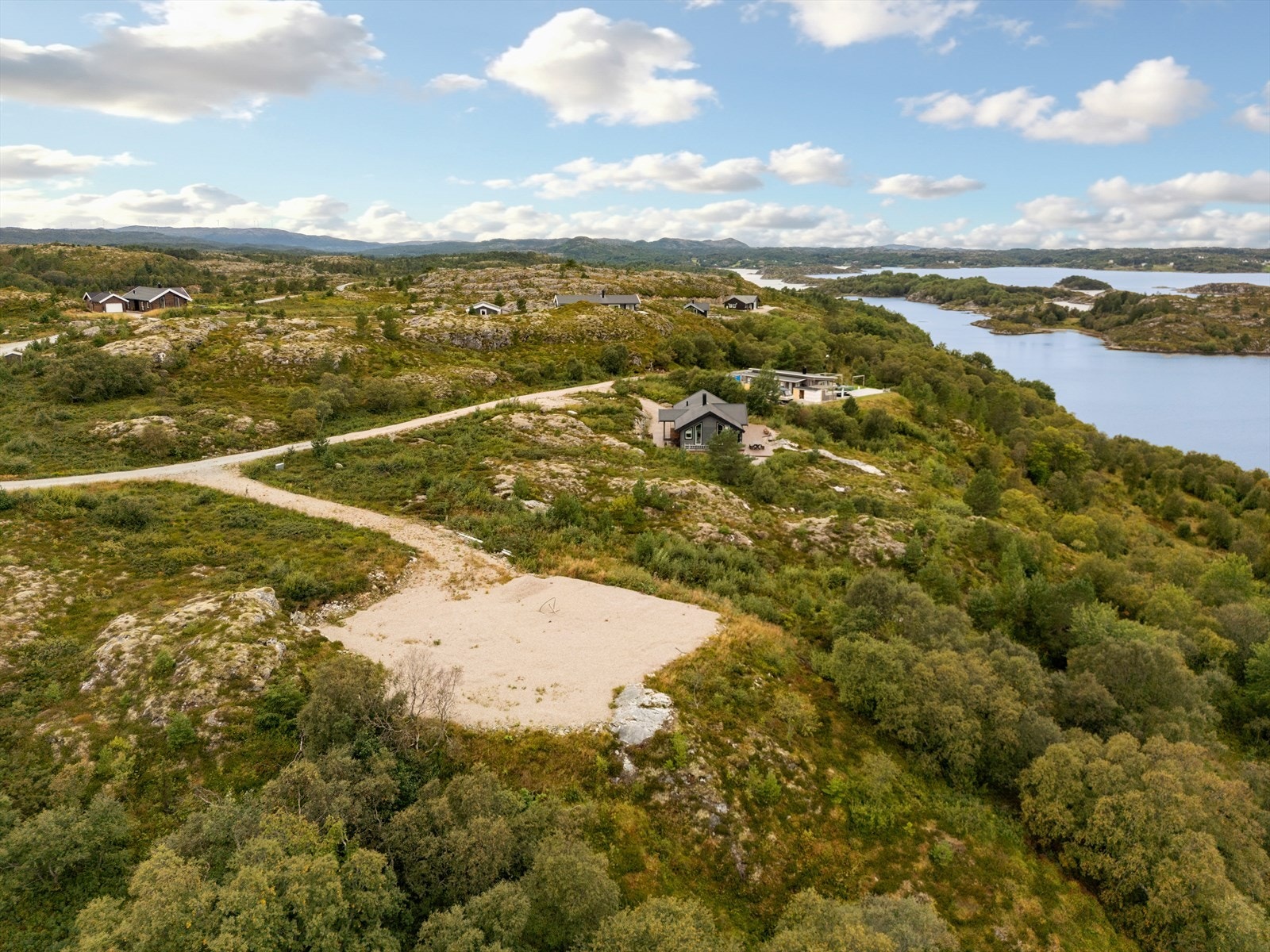 Tomta strekker deg over ca. 798,8 m². Galleribilde