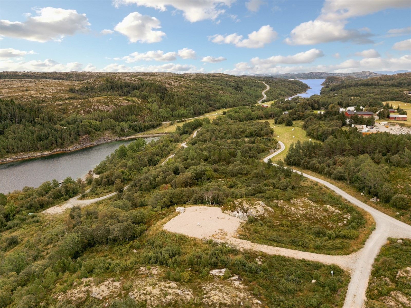Det er også flere turmuligheter langs kysten i et rolig og trygt området. Galleribilde