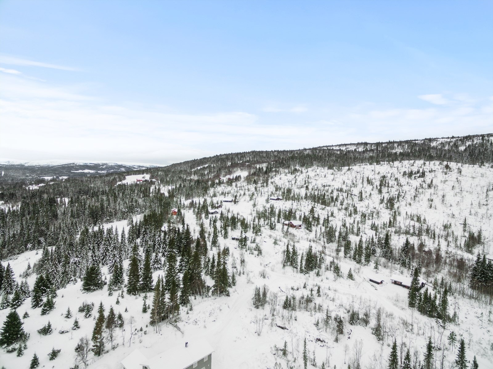 Du får en flott utsikt fra hyttefeltet østover mot Svenhuken, Kjølifjellet og Storskarven Galleribilde