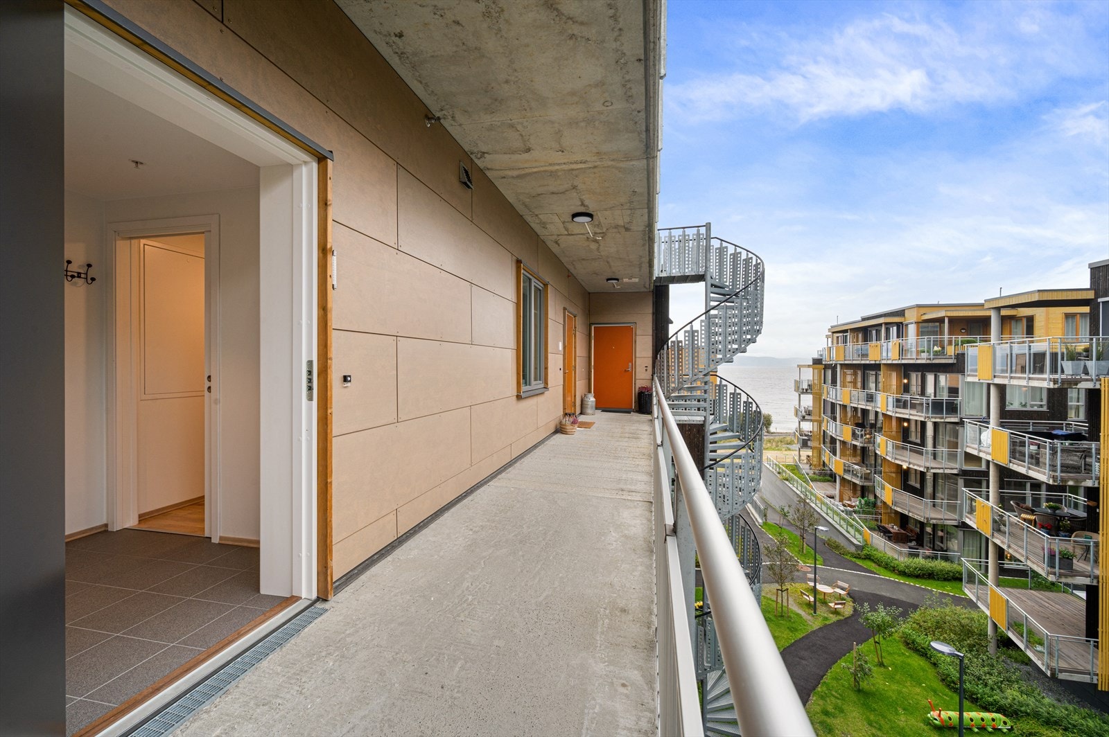 Området er rolig og stille, og det er kort vei til kollektiv transport som tar deg til både Trondheim sentrum og Stjørdal/Trondheim Lufthavn. Galleribilde