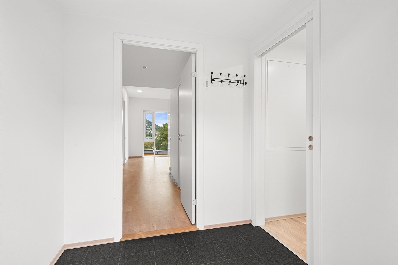 Entré med plass til oppbevaring av yttertøy, i tillegg er det lett adkomst til bod. Galleribilde