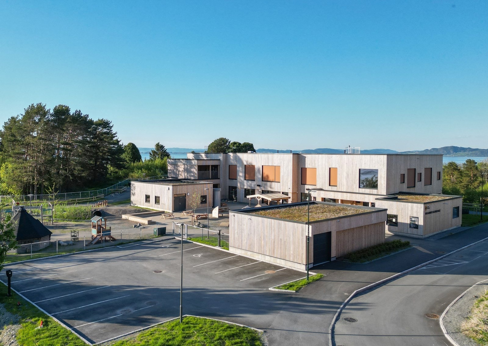 Fra boligen er det ca. 400 meter til Vikhammer Barnehage. Galleribilde