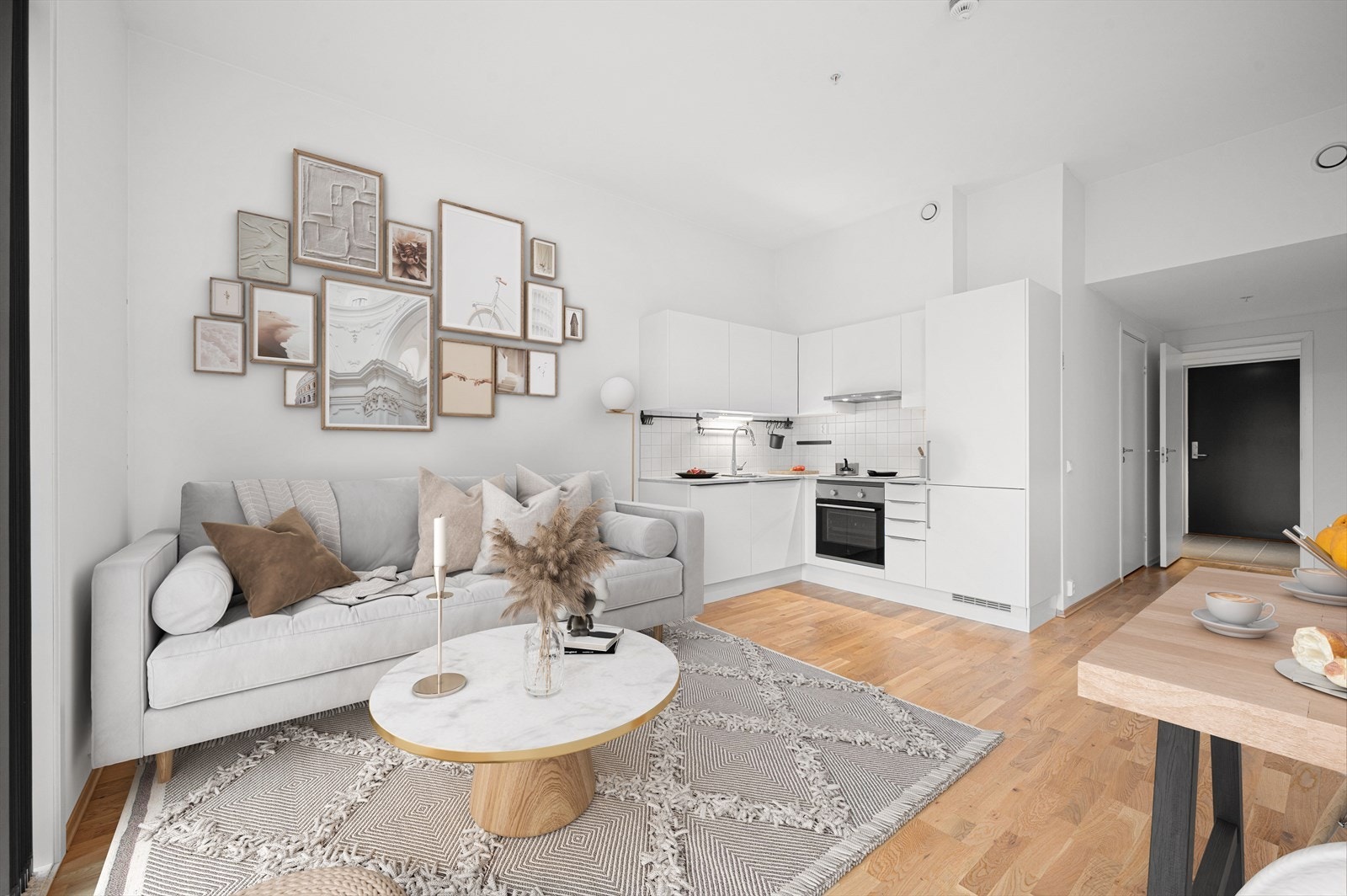 En flott og moderne 2-roms selveierleilighet nyoppført i 2022 med attraktiv beliggenhet på Vikhammerstrand. Bildet er digitalt møblert. Galleribilde