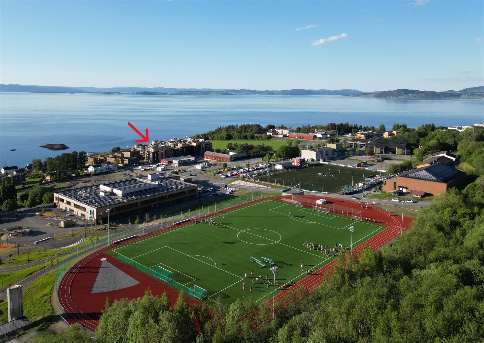 Vikhammer skole, samt fotball- og friidrettsbane ligger ca. 300 meter fra boligen. Galleribilde