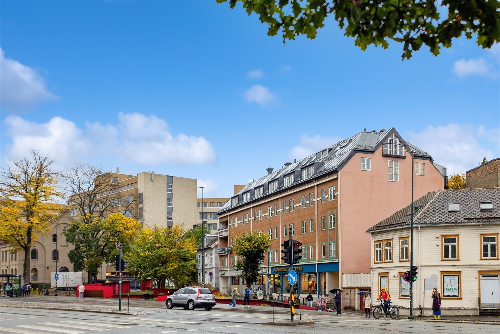 Elgeseter gate er en av hovedfartsårene for Trondheims offentlige kommunikasjon, her har du hyppige bussavganger i alle retninger. Galleribilde