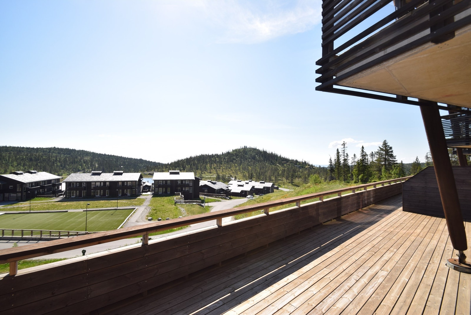 Fin, åpen utsikt over blant annet Piazzaen, Landsbyen, hotellet m.m. Galleribilde