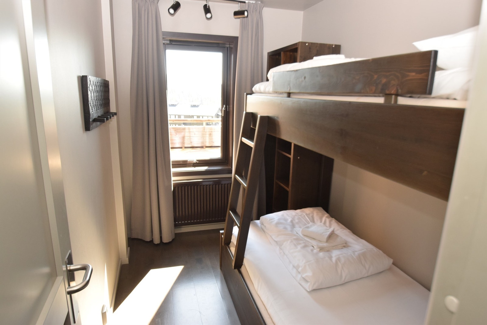 Soverom II er bestående av køyeløsning, skap m.m. (bilde fra lik naboleilighet) Galleribilde