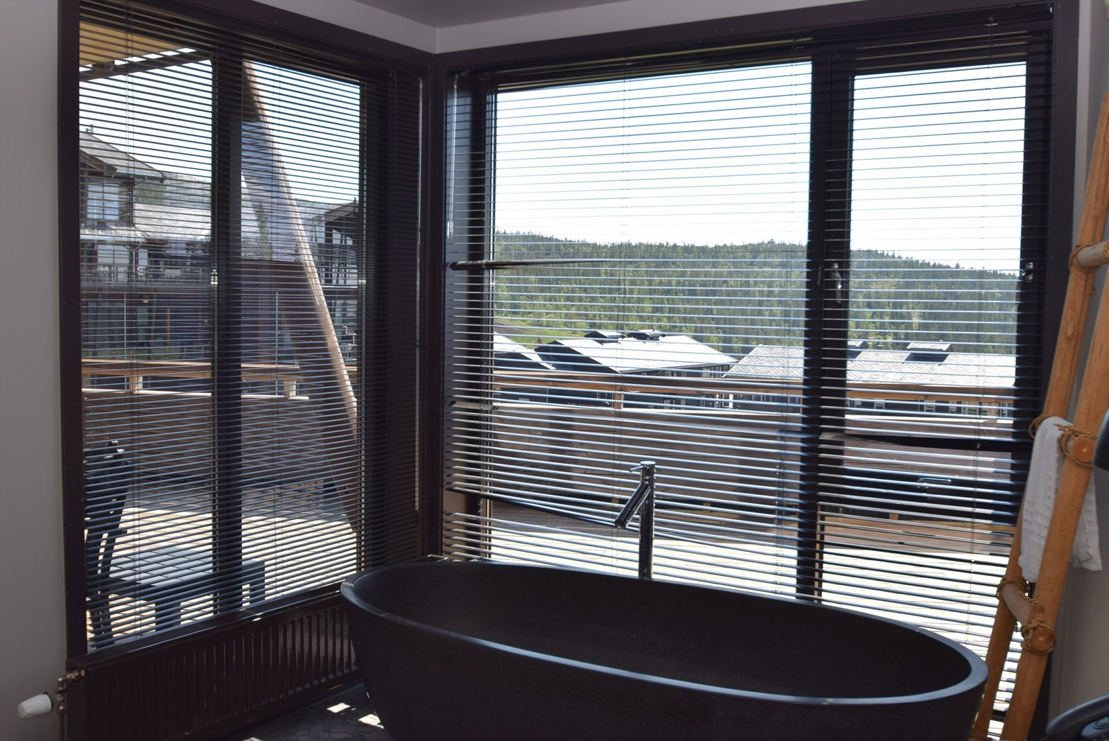 Badekaret i vinduet på hotellet er et av signaturelementene (bilde fra lik naboleilighet) Galleribilde