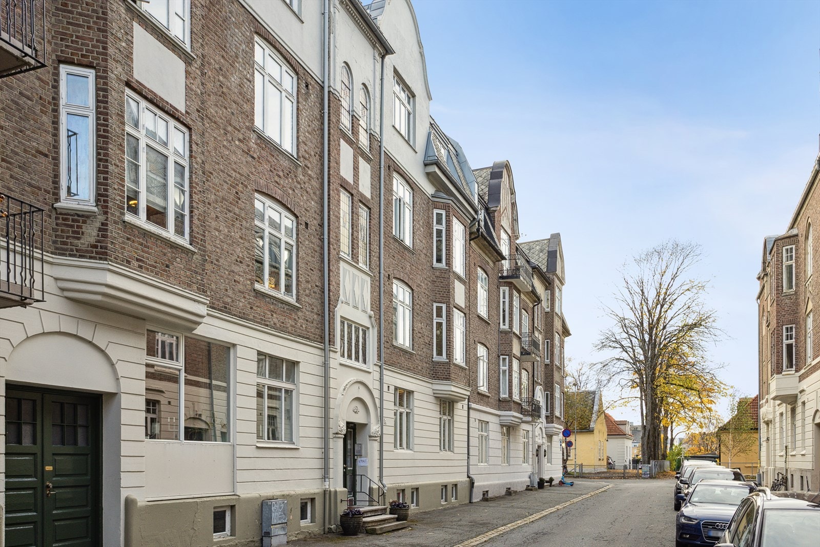 Fasaden viser en kombinasjon av teglstein og pusset mur, typisk for byggeåret. Galleribilde