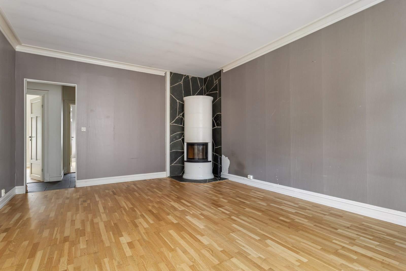 Legg merke til den nydelig peisinnsatsen som gir lun og god varme. Galleribilde