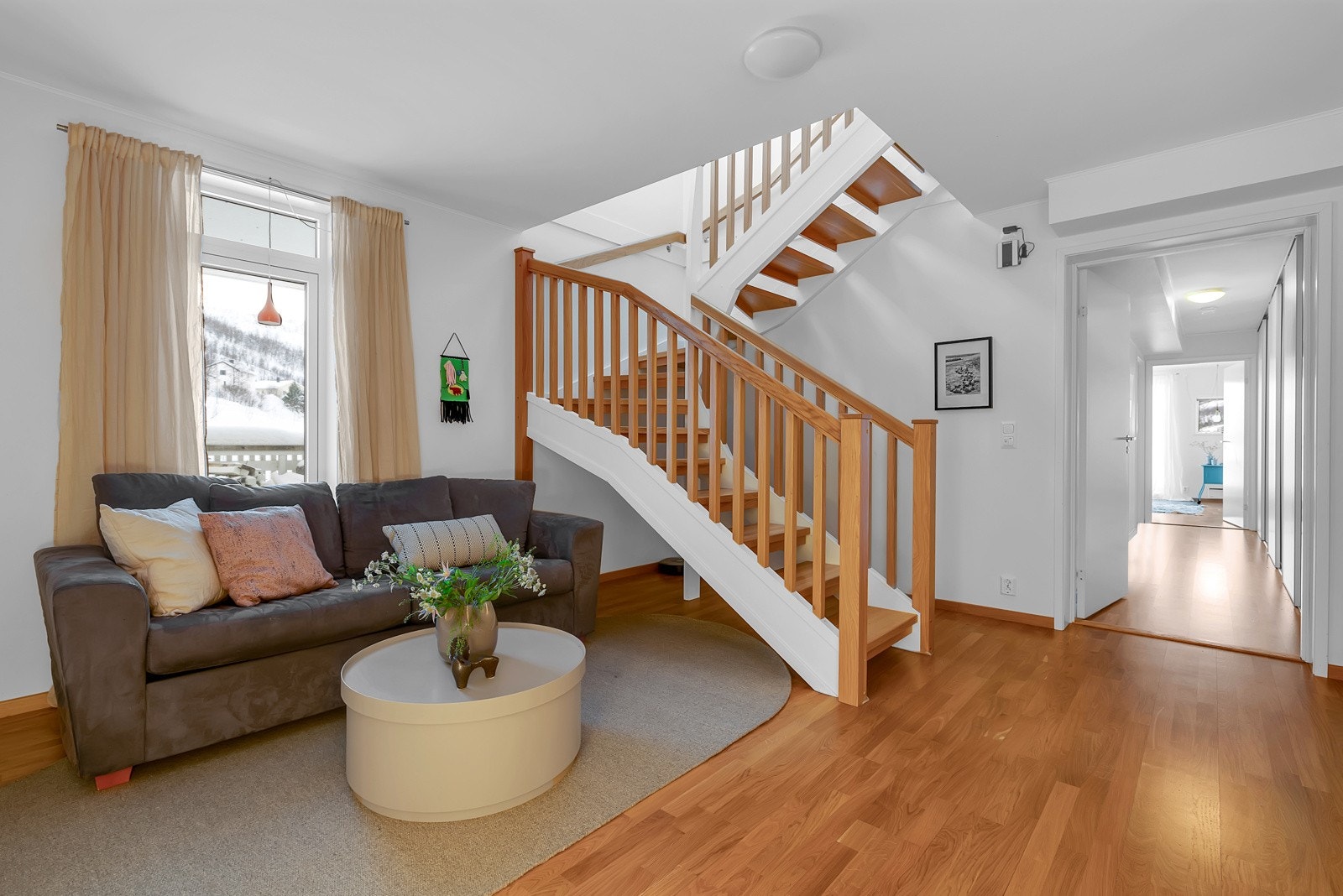 I underetasjen i Eidsvollvegen 29 finner vi en stor TV-stue, vaskerom, bad, gang med garderobe og 3 soverom Galleribilde