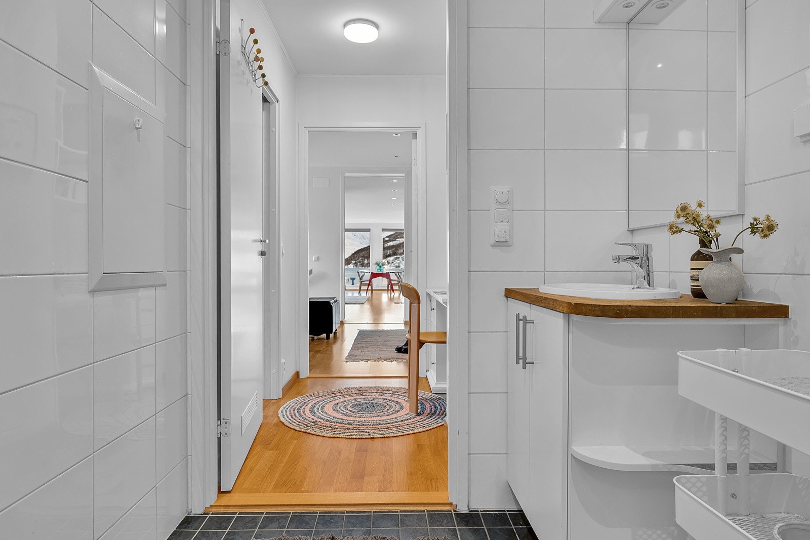 Badet er flislagt på gulv og vegger Galleribilde