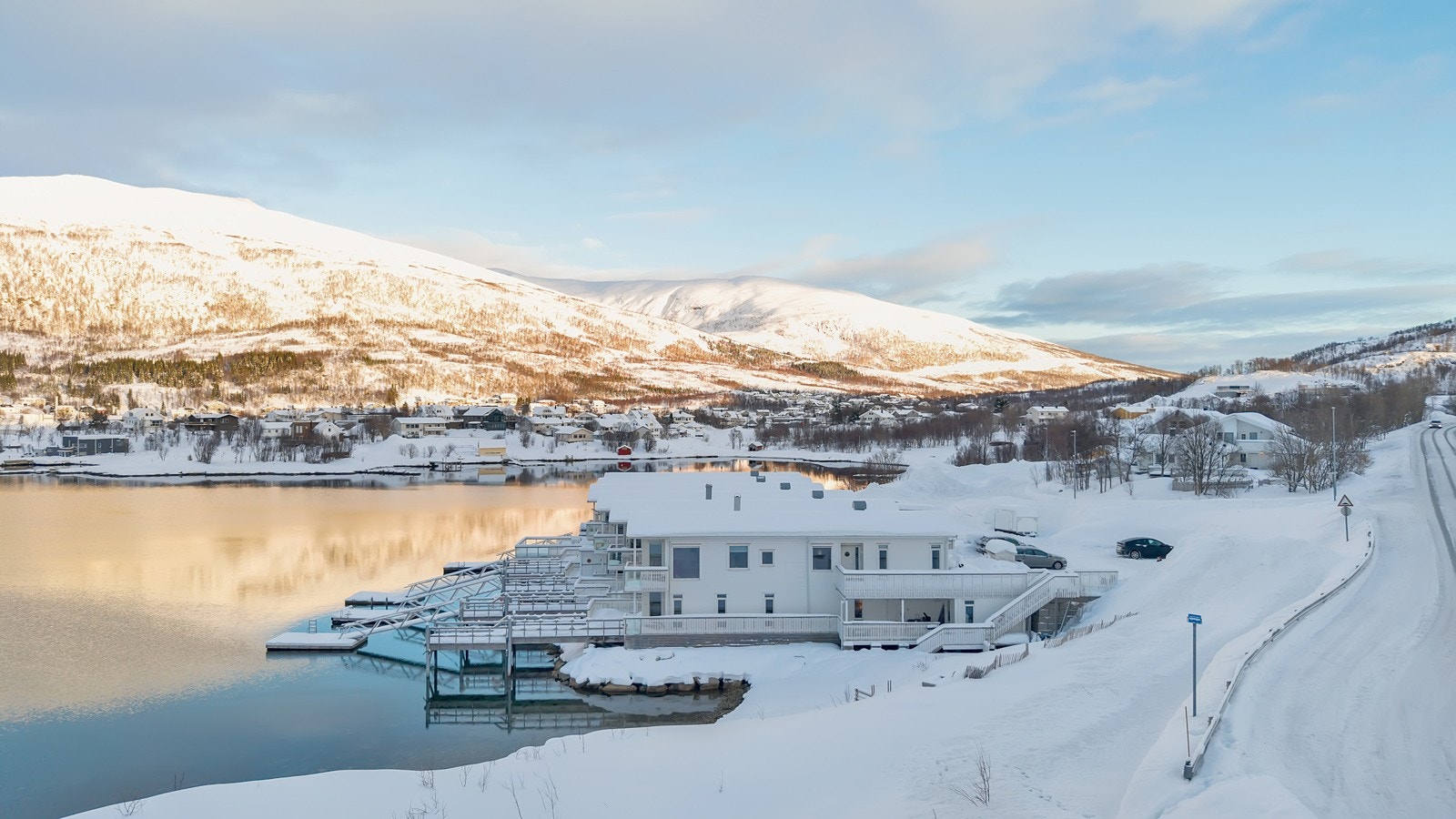 Eidsvollvegen 29 er plassert innerst i Kaldfjorden som gir korte avstander til f.eks. skole og Eide Handel Galleribilde