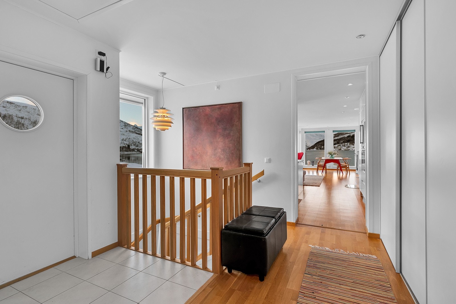 Velkommen inn! Det første som møter deg er denne hallen som forgrener seg til soverom, bad, stue og kjøkken Galleribilde