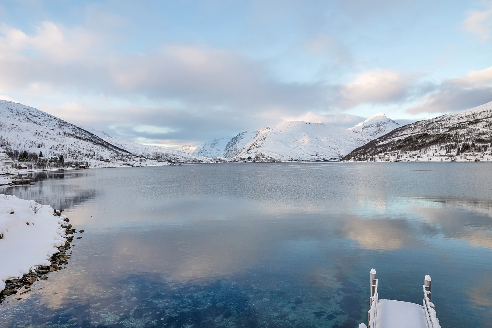 Boligene er levert med bro hvor du kan legge landgang og flytebrygge Galleribilde