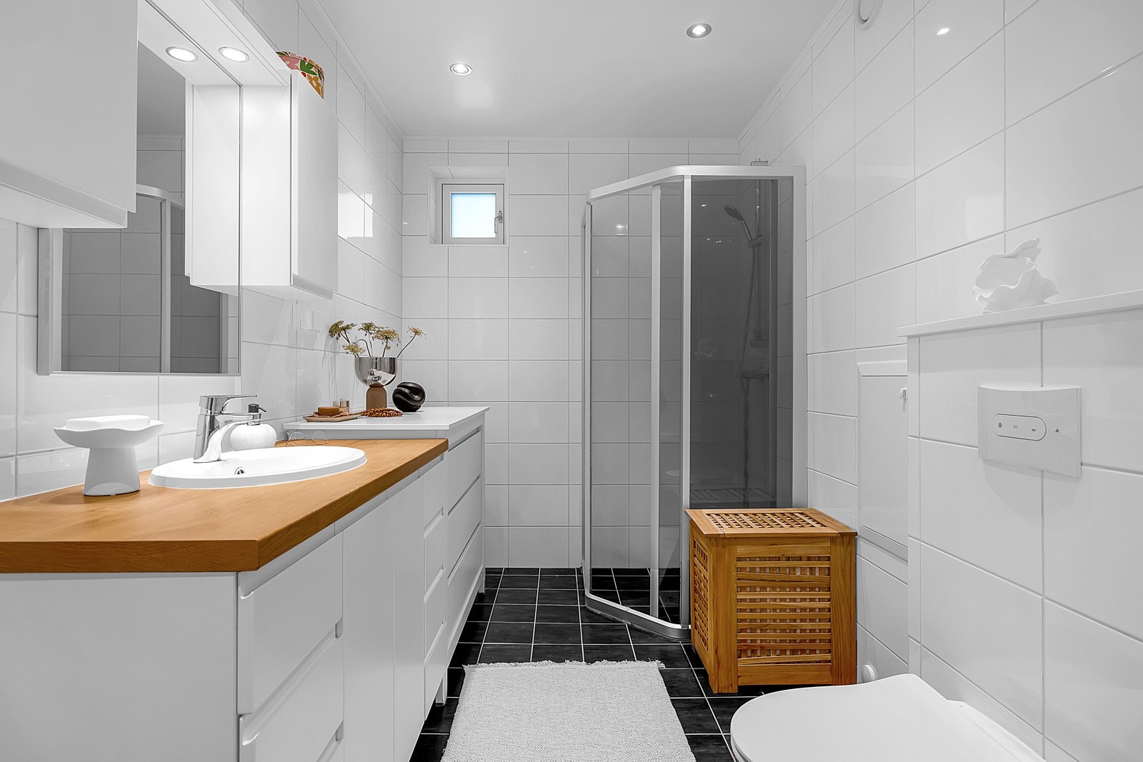 Badet som du finner innenfor vaskerommet er på ca. 8m2 og har både dusj og badekar Galleribilde