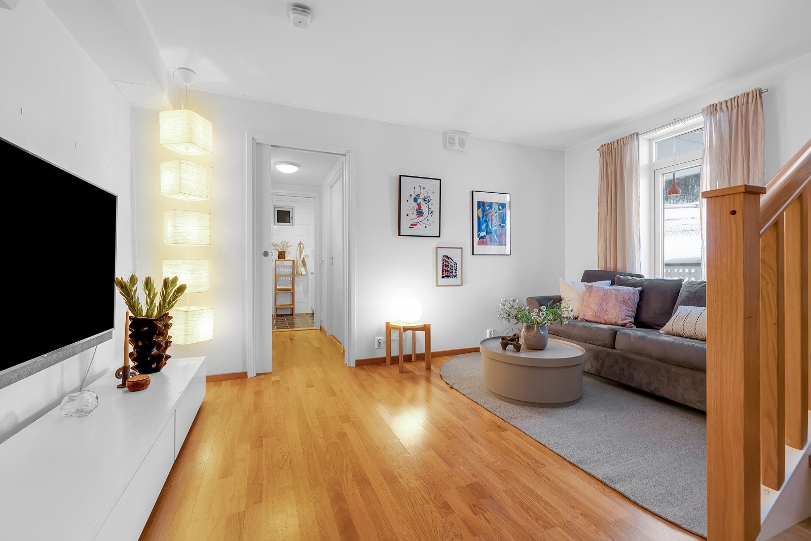 Fra TV-stua er det adkomst til både vaskerom og bad Galleribilde