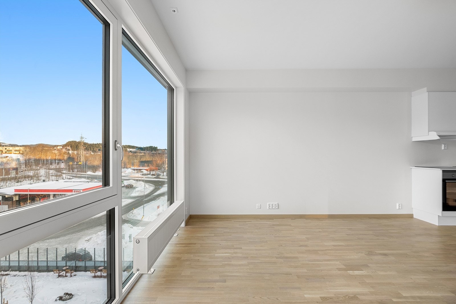 Nydelig utsikt fra stuen gjennom de store vindusflatene. Galleribilde