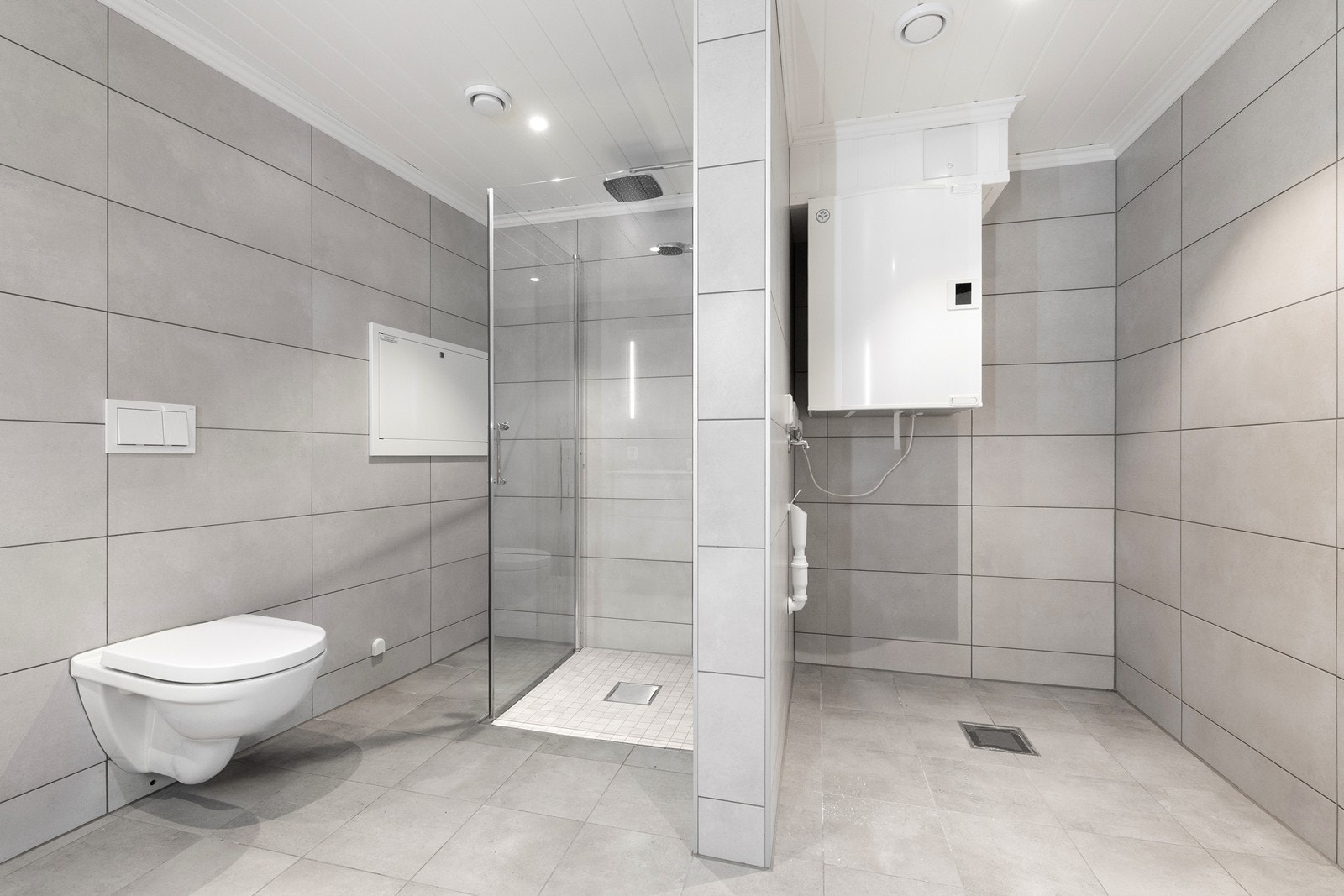 På badet er det opplegg for vaskemaskin. Galleribilde