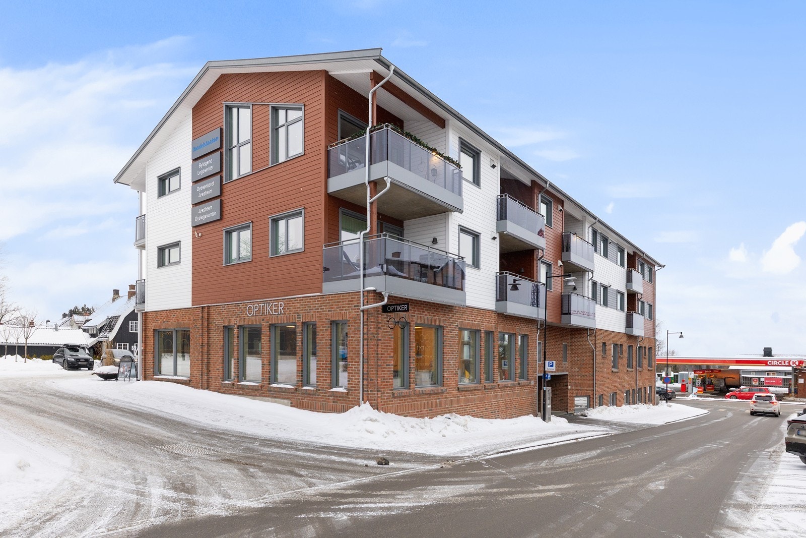 Dette er en lys og pen 3-roms selveierleilighet som ble bygget i 2021, på den eldre Postgårdens tidligere konstruksjon. Galleribilde