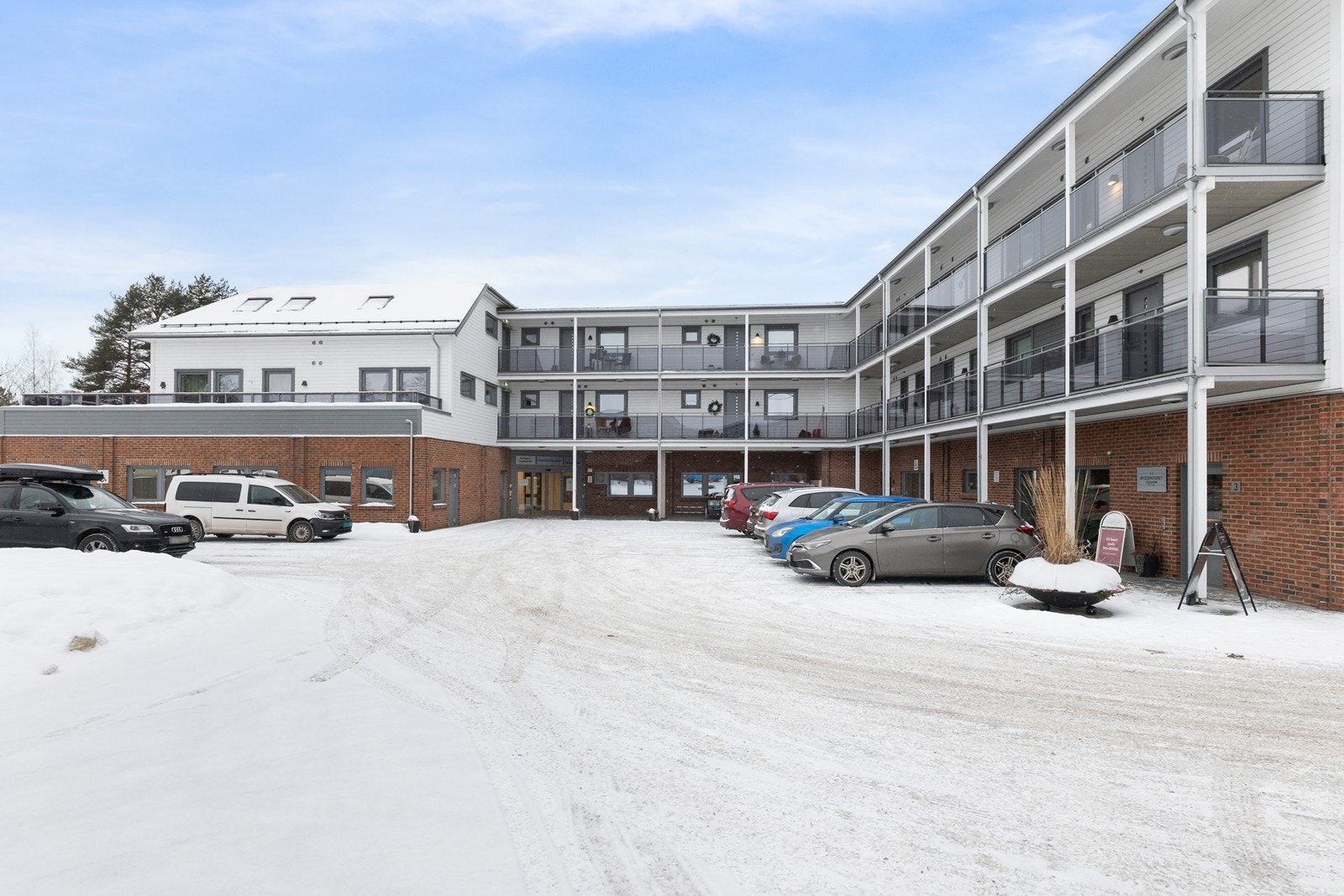 Postgården ligger sentralt på Jessheim, i et veletablert og populært handels- og kulturområde av sentrum. Galleribilde