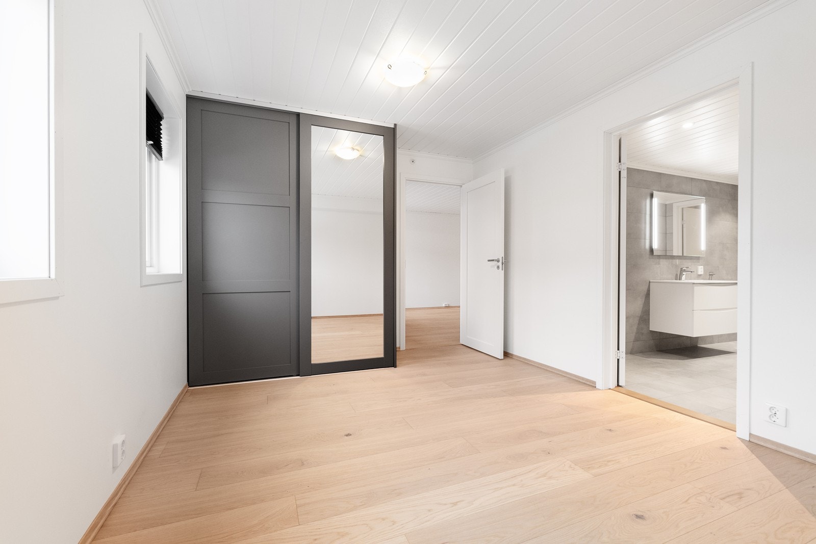 Hovedsoverommet har egen inngang til baderom. Galleribilde