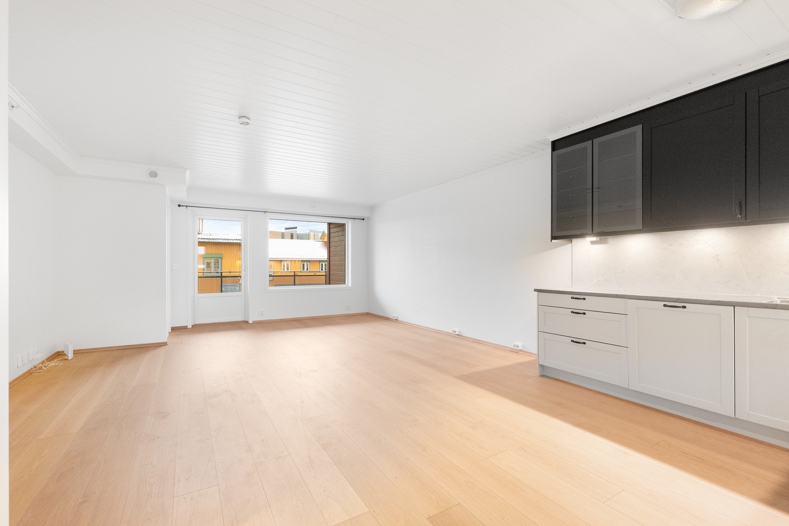 Leiligheten har en romslig stue med mye naturlig lys og god takhøyde. Galleribilde