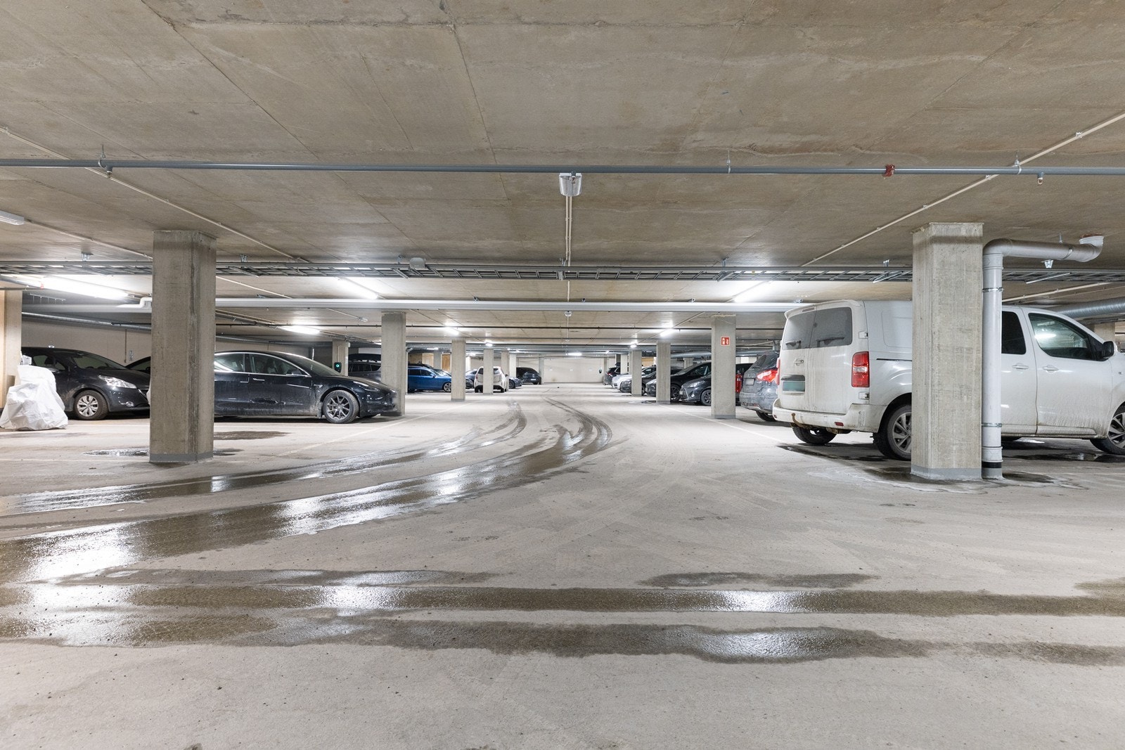 Det medfølger bruksrett garasjeplass med el-billader i garasjekjeller i sameiet. Galleribilde