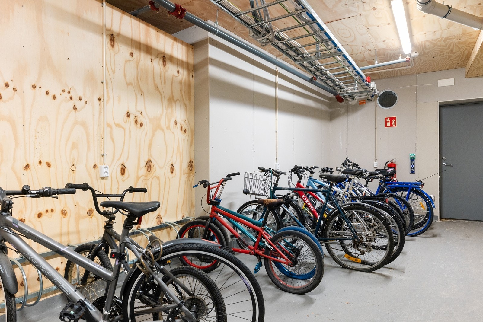 Det er sykkelbod i kjeller. Galleribilde