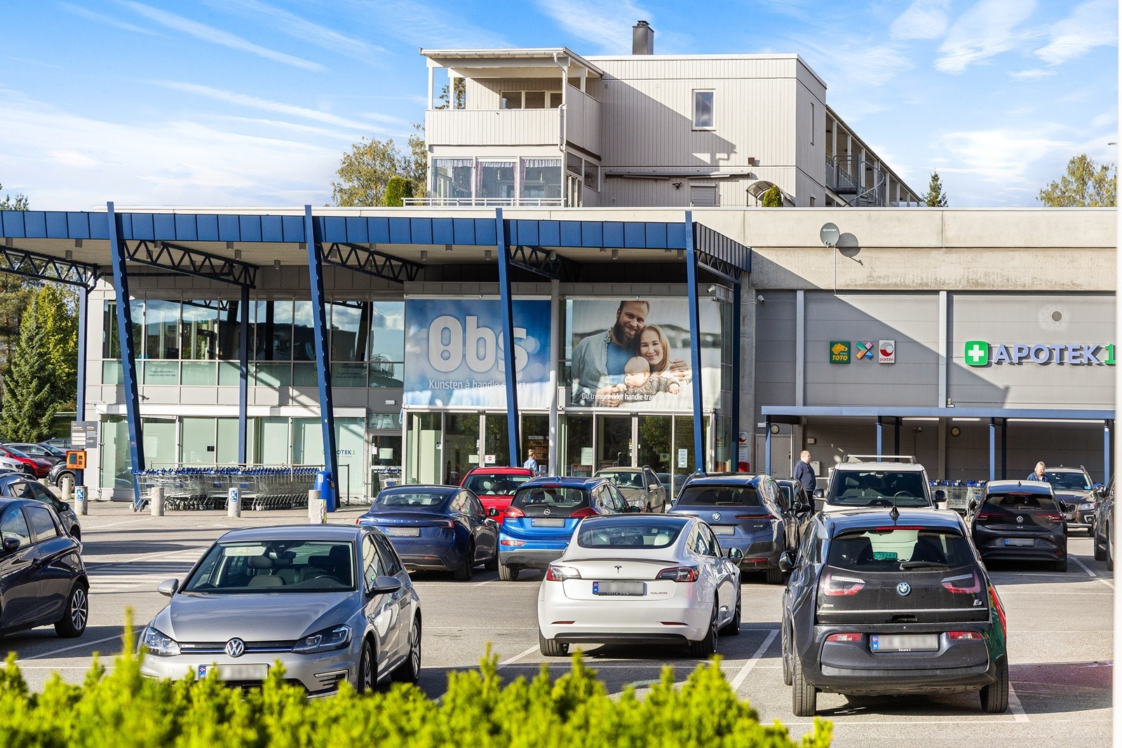 I sentrum finner du for øvrig alt av fasiliteter; togstasjon, matbutikker, restauranter, banker og øvrige forretninger. Galleribilde