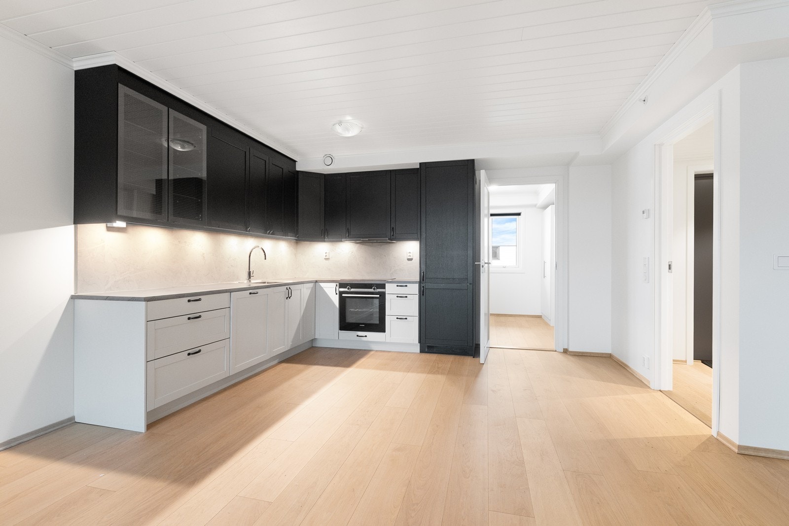 Flott Sigdal kjøkken med mye skap- og benkeplass, samt integrerte hvitevarer av god kvalitet. Galleribilde