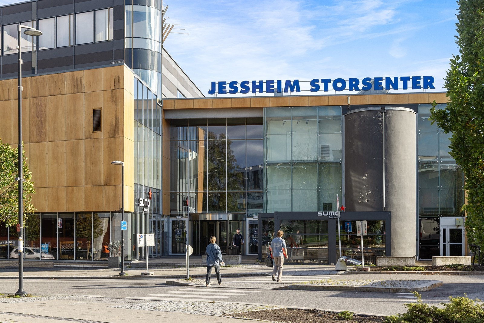 Det er umiddelbar nærhet til Jessheim storsenter med ca 140 butikker og serveringssteder. Galleribilde