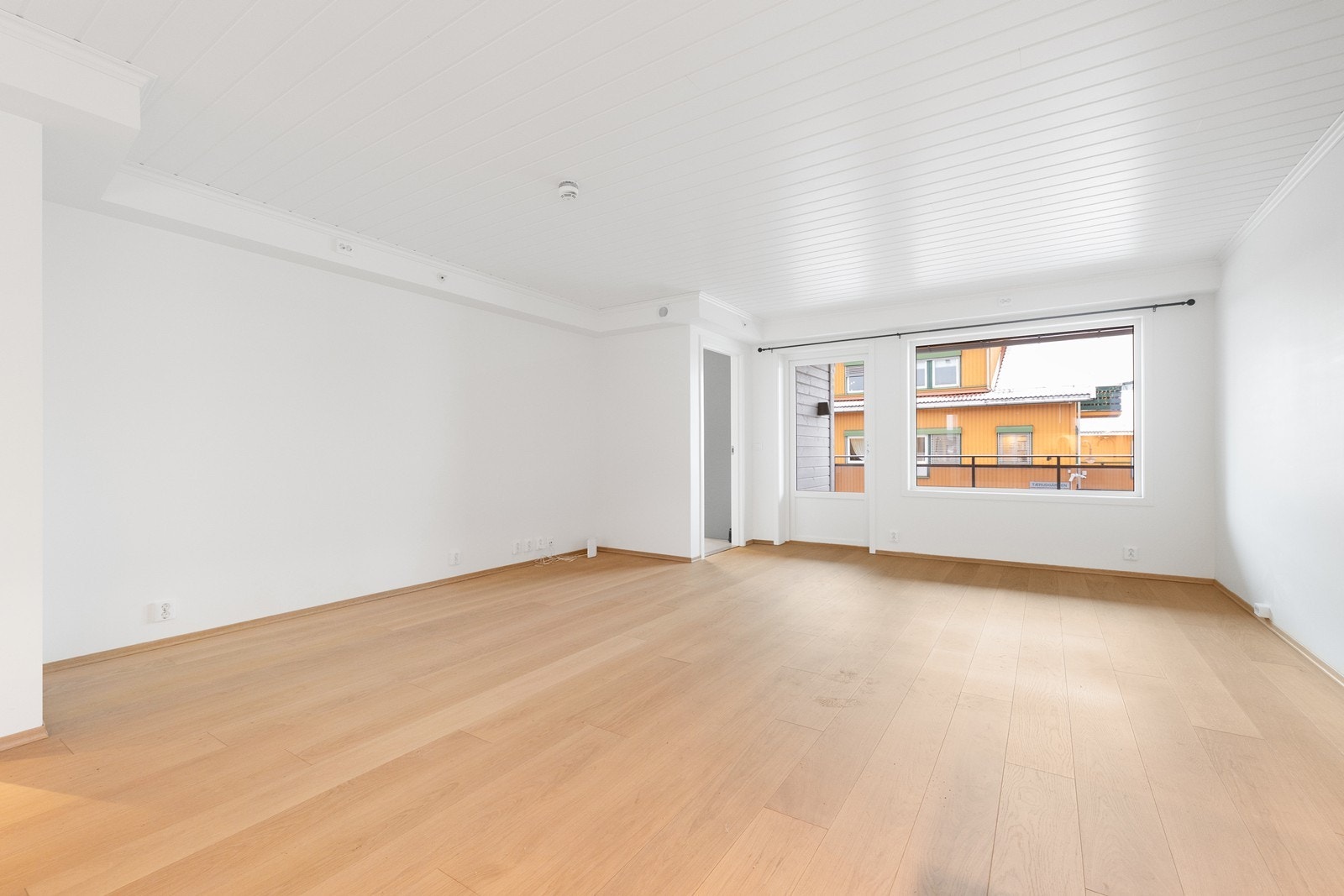 I stuen er det god plass til sofamøblement, TV-bord og en spisegruppe. Galleribilde