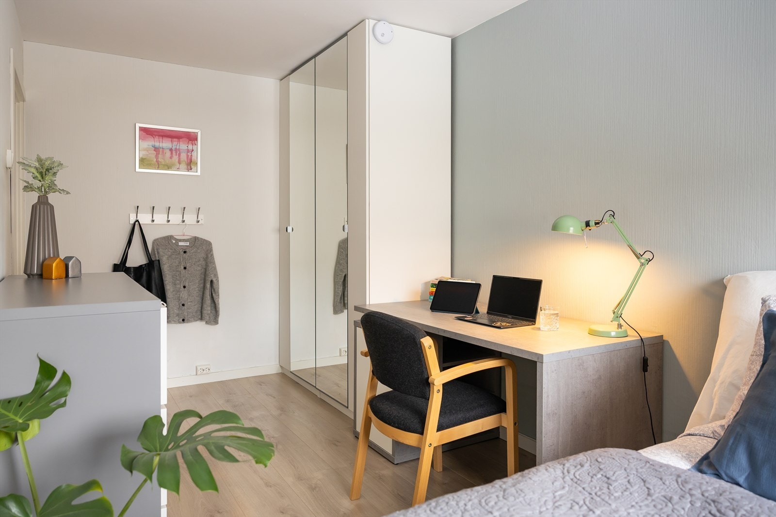 Det er garderobeskap på alle soverommene som medfølger handelen. Galleribilde