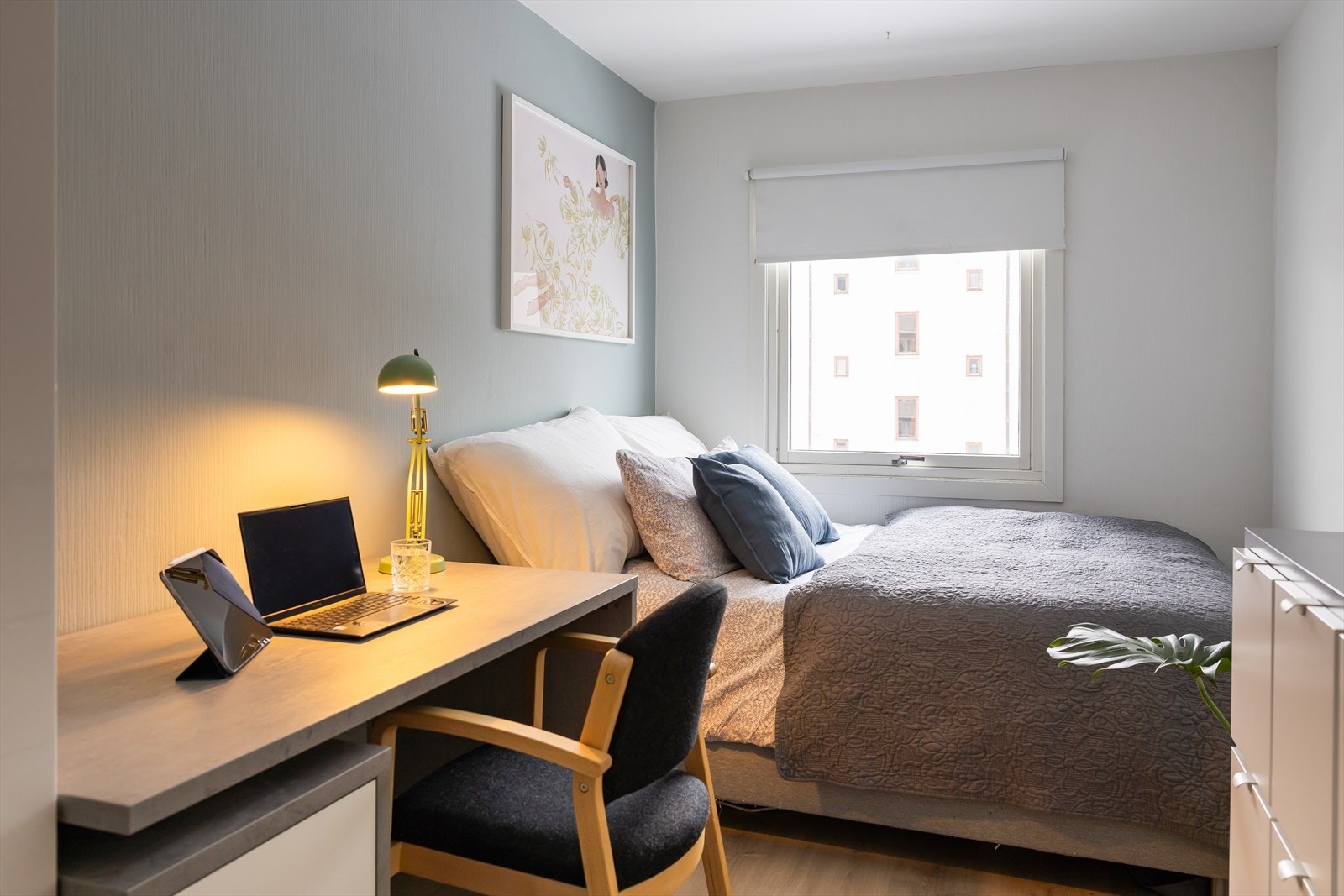 Leiligheten byr på tre soverom, hvorav det største er på 11,2m² og de andre er på 7m² og 9,2m². Alle soverommene vender mot bakgården. Galleribilde